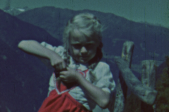 Karin Gamnitzer bei einem Urlaub in den Alpen, 1942. (c) Jörn Gamnitzer